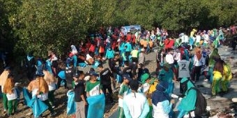 Ribuan Relawan Ambil Bagian dalam Kegiatan WCDI di Pantai Tlanakan Pamekasan