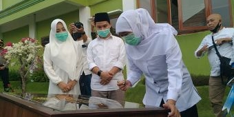 Gubernur Khofifah Ganti Masker 5 Kali, Kiai Asep: Corona Melanda karena Kita Kotor