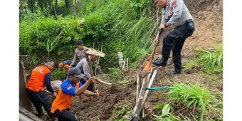 Terjunkan Tim Kijang, Polres Madiun Bantu Korban Tanah Longsor