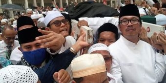 Dubes RI: Ada di Lubang Makam yang Salah, Habib Rizieq Serobot Baca Doa untuk Mbah Moen