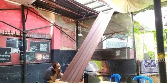 Cuaca Ekstrem, Sebuah Atap Salah Satu Cafe di Pamekasan Roboh