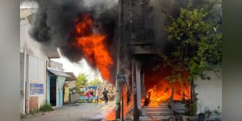 Diduga Korsleting Listrik, Toko Perlengkapan Nelayan di Gresik Ludes Terbakar