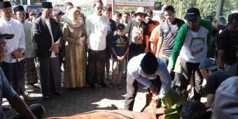 Wali Kota Batu dan Ketua TP PKK Saksikan Penyembelihan Hewan Kurban 1446 H di Masjid Nurul Huda