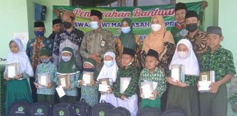 UPZ Kemenag Lamongan Salurkan Bantuan Kepada Siswa dan Pengelola Kantin 