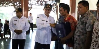 Bupati Pamekasan Salurkan Bantuan Jeriken BBM Subsidi dan BPJS Ketenagakerjaan untuk Nelayan