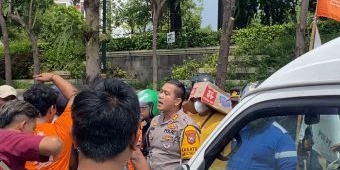 Demo Buruh Bikin Macet Jl Embong Malang dan Tugu Pahlawan, Kasatlantas Turun Tangan