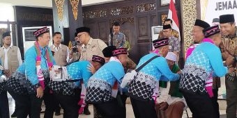 Lepas Keberangkatan Kloter 62-63 di Jombang, Menhaj Gus Irfan Tegaskan Penertiban Haji Nonprosedural
