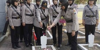 Polwan Polresta Sidoarjo Ziarah ke TMP Kusuma Bangsa