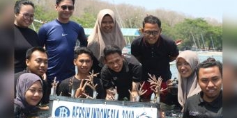 GenBI Jember Tanam 60 Bibit Terumbu Karang di Pasir Putih Situbondo