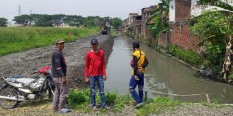 Langganan Banjir, Dinas SDACKTR Pasuruan Keruk Sungai GCA