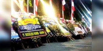 Karangan Bunga Ucapan Selamat Pelantikan Jokowi-Ma’ruf Amin Berdatangan di Grahadi