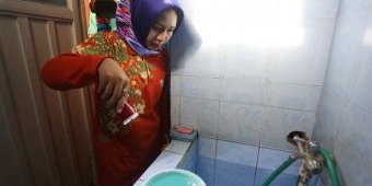 Cegah DBD di Kota Mojokerto Meluas, Ning Ita Turun Langsung Periksa Jentik