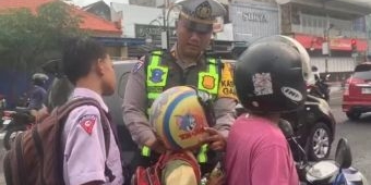 Operasi Keselamatan Semeru, Satlantas Polres Ponorogo Bagikan Cokelat ke Pengendara yang Tertib