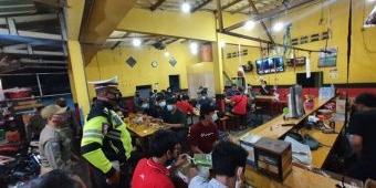 Langgar Jam Malam, Puluhan Pengunjung Warkop dan Kafe di Waru Dibubarkan Satgas Covid Sidoarjo