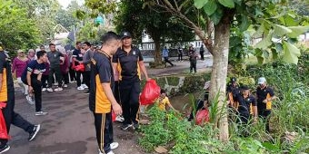 Anggota Polsek Semanding bersama Forpimka Bersih-Bersih Sungai