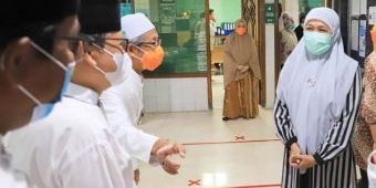 Salat Tarawih di Masjid Al-Falah, Gubernur Khofifah Apresiasi Prokesnya yang Ketat