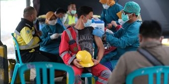 Gandeng Kodim 0811 Tuban, PT SBI Galakkan Vaksinasi bagi Warga Sekitar Pabrik