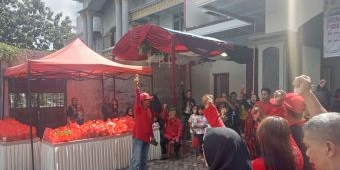 Peringati HUT Partai, Pengurus DPC PDIP Kota Pasuruan Gelar Aksi Bagi Makanan