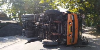 Tanah Ambles, Truk Muat Pasir Terguling di Jalan Pahlawan Lamongan
