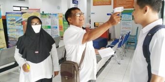 Satpol PP dan Dispendukcapil Pacitan Uji Coba Pemeriksaan Suhu Tubuh Bagi Tamu dan Pemohon Adminduk