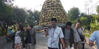 Masyarakat Pantura Lamongan Arak Gundukan Ketupat, Terinspirasi Kesaktian Raden Nur Rahmat