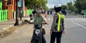 Polantas Menyapa di Pasar Anom, Satlantas Polres Sumenep Edukasi Lalin ke Warga