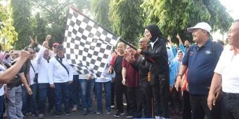 Jalan Sehat Bersama Warga Kediri Raya, Vinanda Ingatkan Pelajar Agar Rutin Olahraga