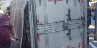 Truk Muatan Diduga Rokok Ilegal Terguling di Sampang, Sopir dan Kernet Kabur