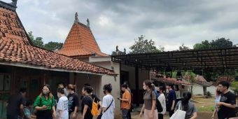 Mahasiswa Teknik Arsitektur UK Petra Surabaya Pelajari Keunikan Taneyan Lanjhang di Pamekasan