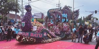Meriahnya Batu Art Flower Carnival, Walkot Nurochman: Berkontribusi Pada Ekonomi Lokal