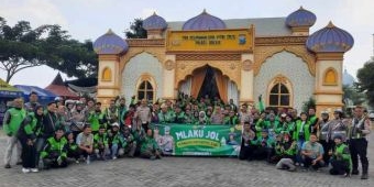 Polres Gresik Silaturahmi dan Ajak Makan Ratusan Driver Ojol dalam Kegiatan Mlaku Jol