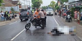Menepi di Sisi Jalan, Pemotor di Lamongan Tertabrak Truk Hingga Meninggal Dunia