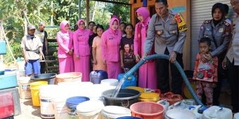 Kapolres Pacitan Kirimkan Bantun Air Bersih ke Sejumlah Desa Rawan Kekeringan