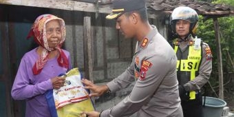 Laksanakan Instruksi Kapolri, Kapolres Pasuruan Blusukan Bagi Sembako