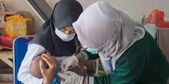 Bayi Warga Binaan di Rutan Perempuan Surabaya Diimunisasi