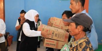 Gubernur Khofifah Salurkan Bantuan untuk Korban Tanah Longsor di Ngebel Ponorogo