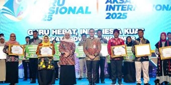 Terharu di Puncak HGN 2025, Gubernur Khofifah Apresiasi Guru Hebat