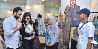 Produk UMKM Gresik Binaan SIG Diminati Warga Asing dalam Bazar UMKM untuk Indonesia 2023