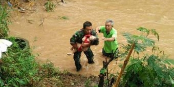 Babinsa Pule, Trenggalek Evakuasi Anak Tenggelam di Sungai Gugur