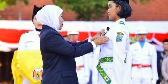 Gubernur Khofifah Kukuhkan 76 Anggota Paskibraka Jatim: Ini Tugas Mulia, Laksanakan dengan Baik