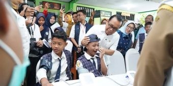 Tinjau CKG di SMPN 1 Padangan, Menko PMK Prihatin Banyak Siswa dengan Kadar Gula Tinggi