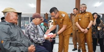 Wali dan Wawali Kota Batu Serahkan Bantuan PKH Plus di Bumiaji: Manfaatkan untuk Kebutuhan Pokok