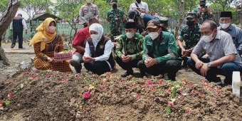 Takziah ke Keluarga Sertu Eka dan Bidan Sri, Gubernur Khofifah Kuatkan Anak dan Keluarga