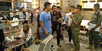 Satpol PP Kota Malang Bubarkan Pengunjung Cafe dan Restoran, Diminta Terapkan Sistem Pesan Antar