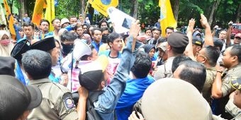 Demo Pertanyakan Deposito APBD, PMII Bojonegoro Beri Kartu Kuning Bupati Ana Muawwanah