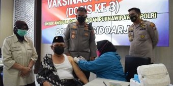 Kapolresta Sidoarjo Tinjau Vaksinasi Purnawirawan Polri di Gedung Satlantas