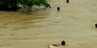 Berenang di Sungai, Pemuda Arosbaya Hanyut Terbawa Arus Deras