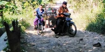 Jalan Poros Desa Rusak Parah, Warga Tampojung Gua Pamekasan Meradang