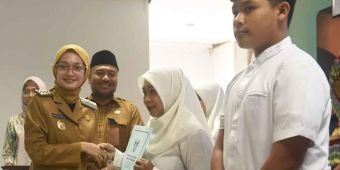Serahkan Ijazah Kesetaraan, Wali Kota Kediri Targetkan Tidak Ada Angka Putus Sekolah