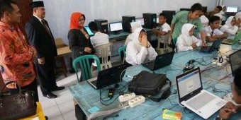 Wabup Mundjidah Tinjau UN SMP-MTsN Tambakberas, Siapkan Tim IT UNBK Antisipasi Hacker